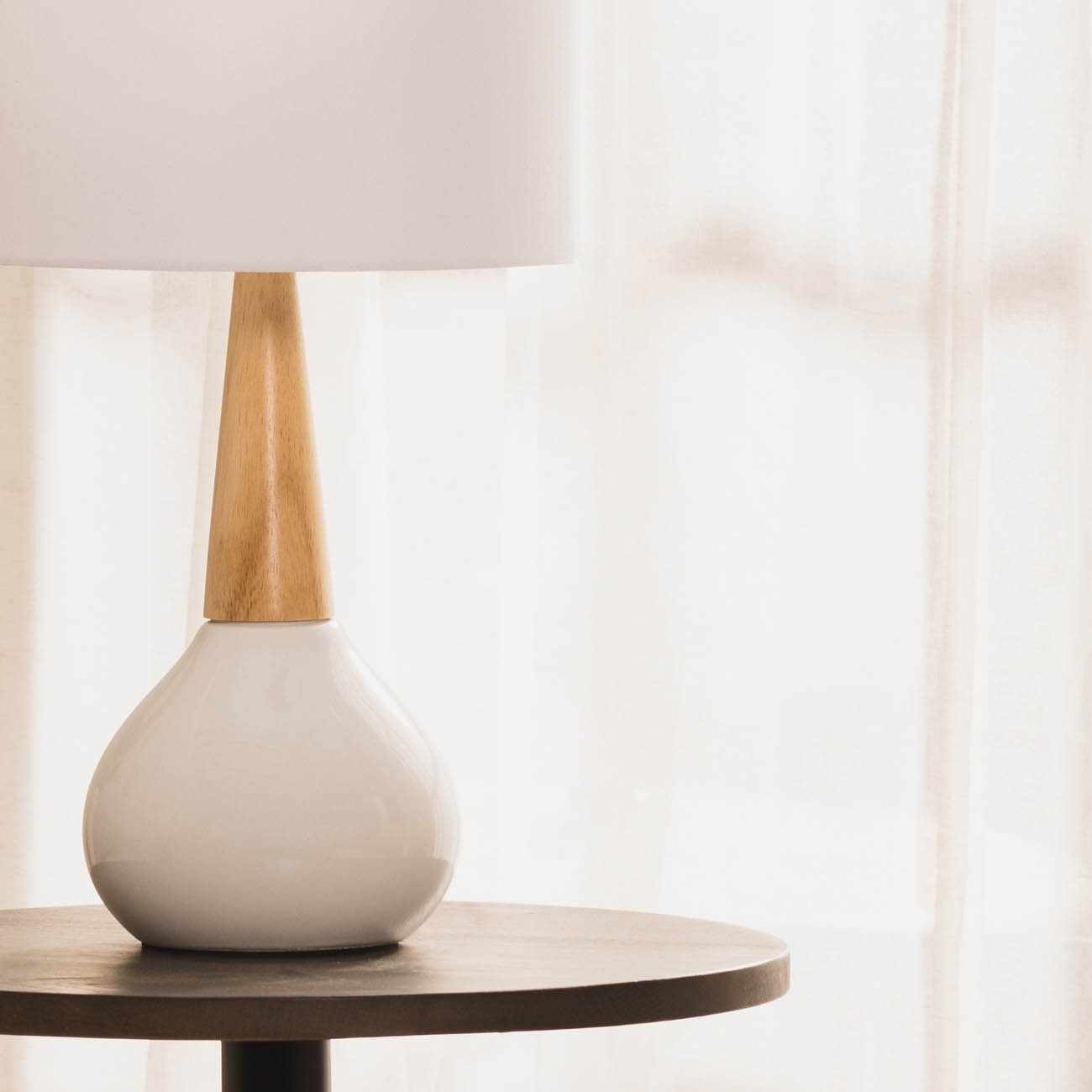 Baugo White Ceramic Table Lamp
