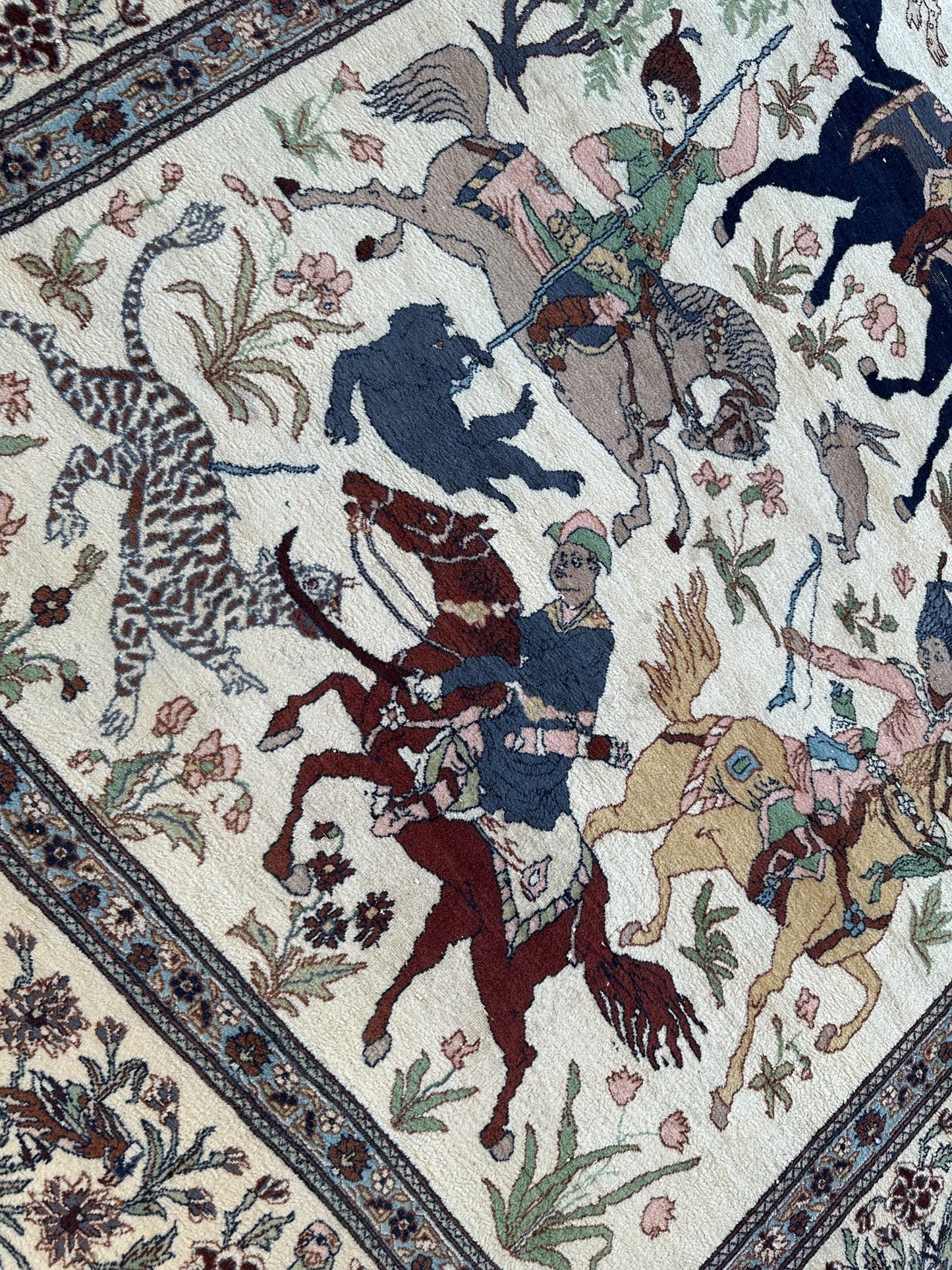 Hand-Knotted Lahore Hunting Scene Wool Rug – 8’ x 11’3” – Vintage 1950s Persian-Style Masterpiece
