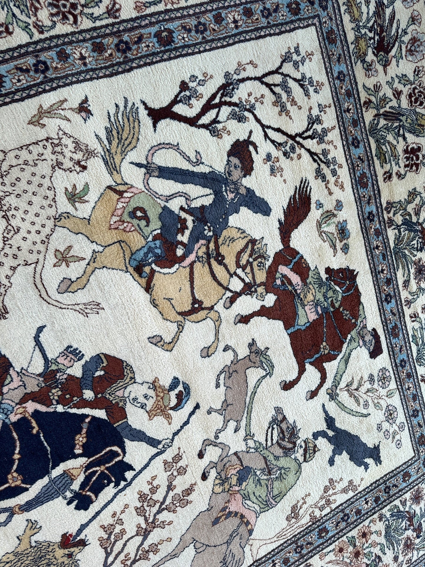 Hand-Knotted Lahore Hunting Scene Wool Rug – 8’ x 11’3” – Vintage 1950s Persian-Style Masterpiece