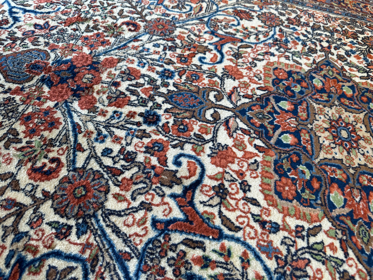 Vintage Persian Sarouk Wool Rug – 4’4” x 6’6” – Hand-Knotted Floral Medallion Design