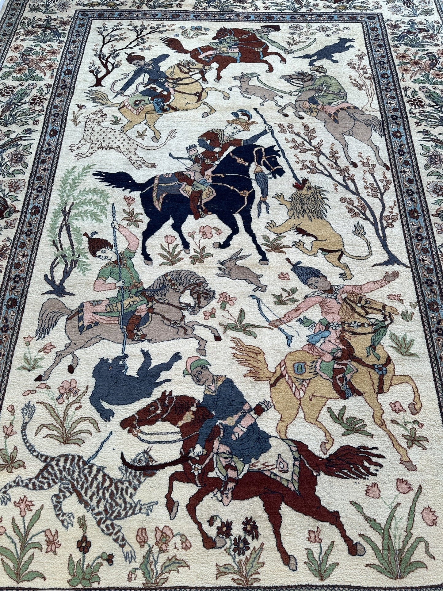 Hand-Knotted Lahore Hunting Scene Wool Rug – 8’ x 11’3” – Vintage 1950s Persian-Style Masterpiece
