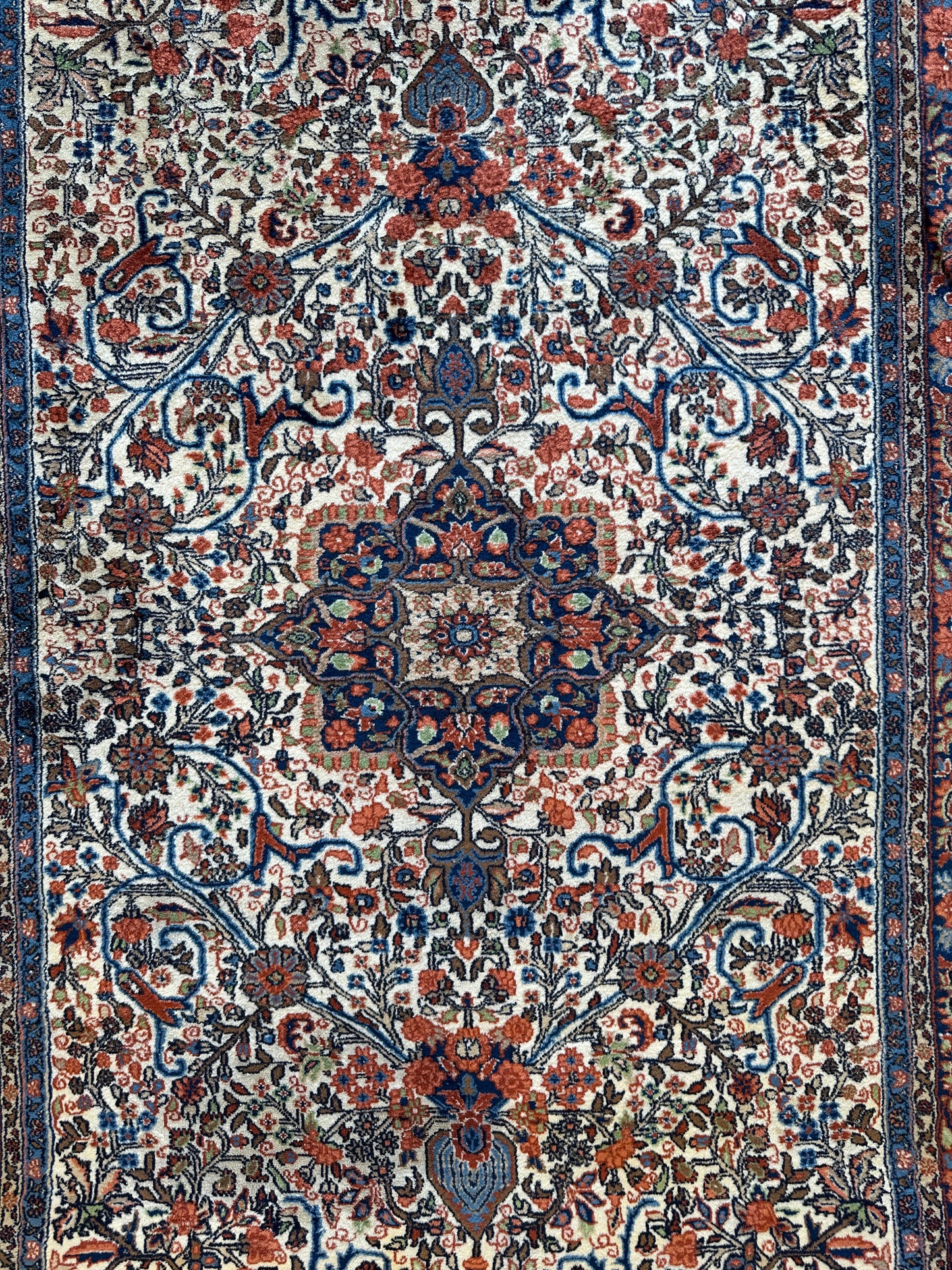 Vintage Persian Sarouk Wool Rug – 4’4” x 6’6” – Hand-Knotted Floral Medallion Design