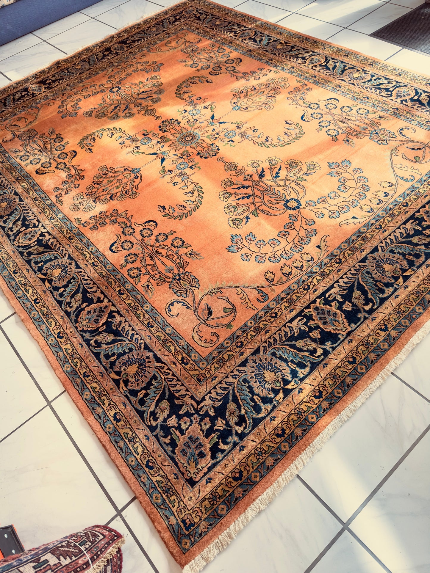 Hand-Knotted Indo-Sarouk Wool Rug – 8' x 10' – Peach Field with Navy Border